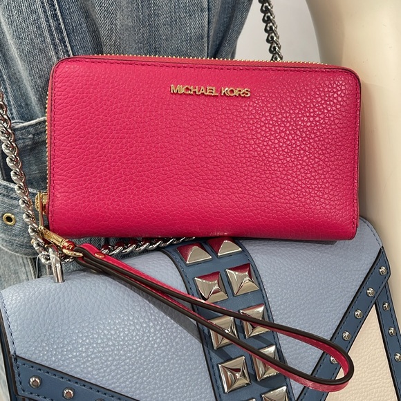 MICHAEL KORS LARGE FLAT MULTIFUNCTION PHONE CASE WALLET WRISTLET 
ELECTRIC PINK - Picture 6 of 16